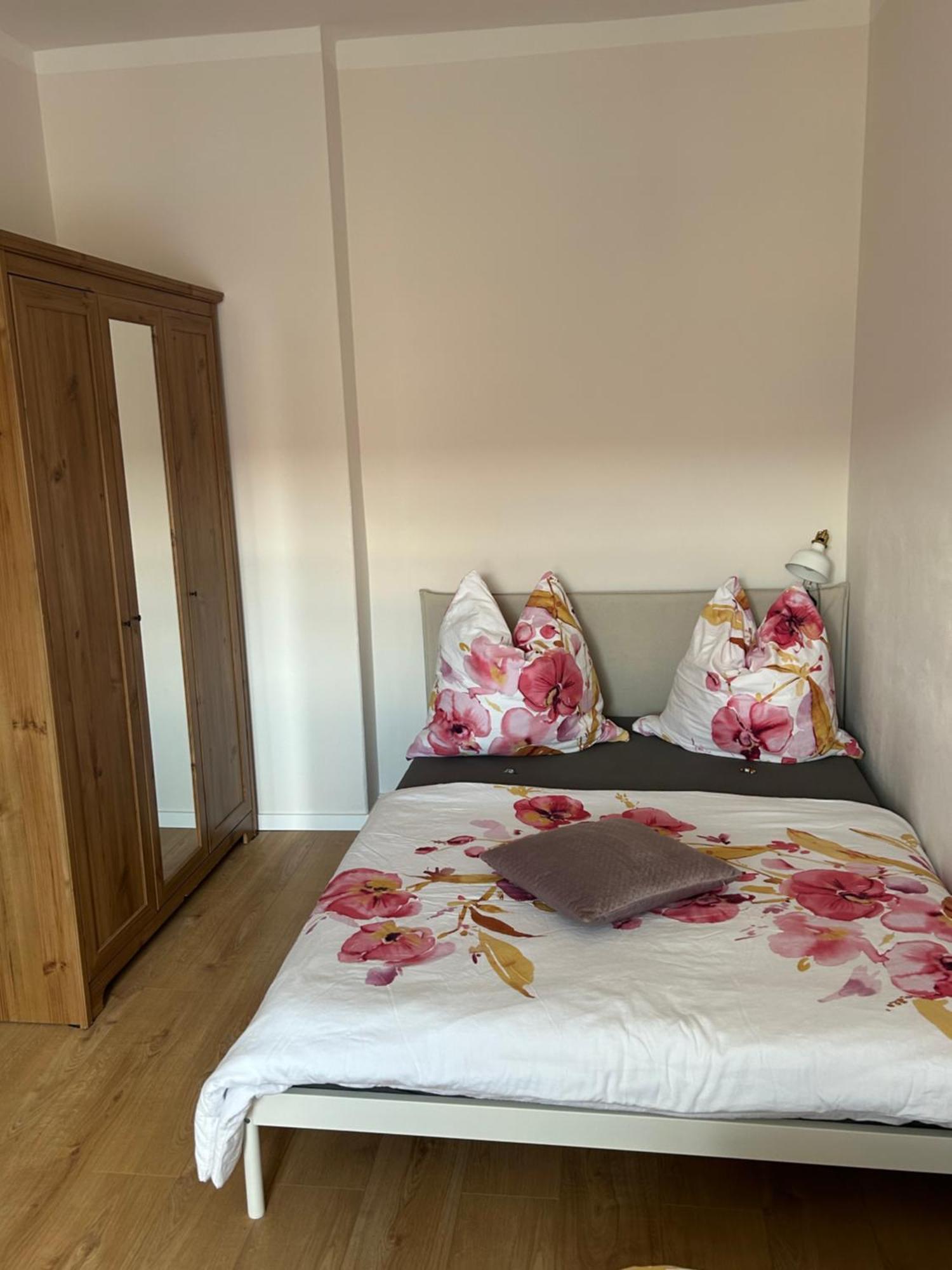 Schoene Neue 4 Zimmer Wohnung Mit Sued-Balkon Bis 8 Personen Naumburg  Dış mekan fotoğraf
