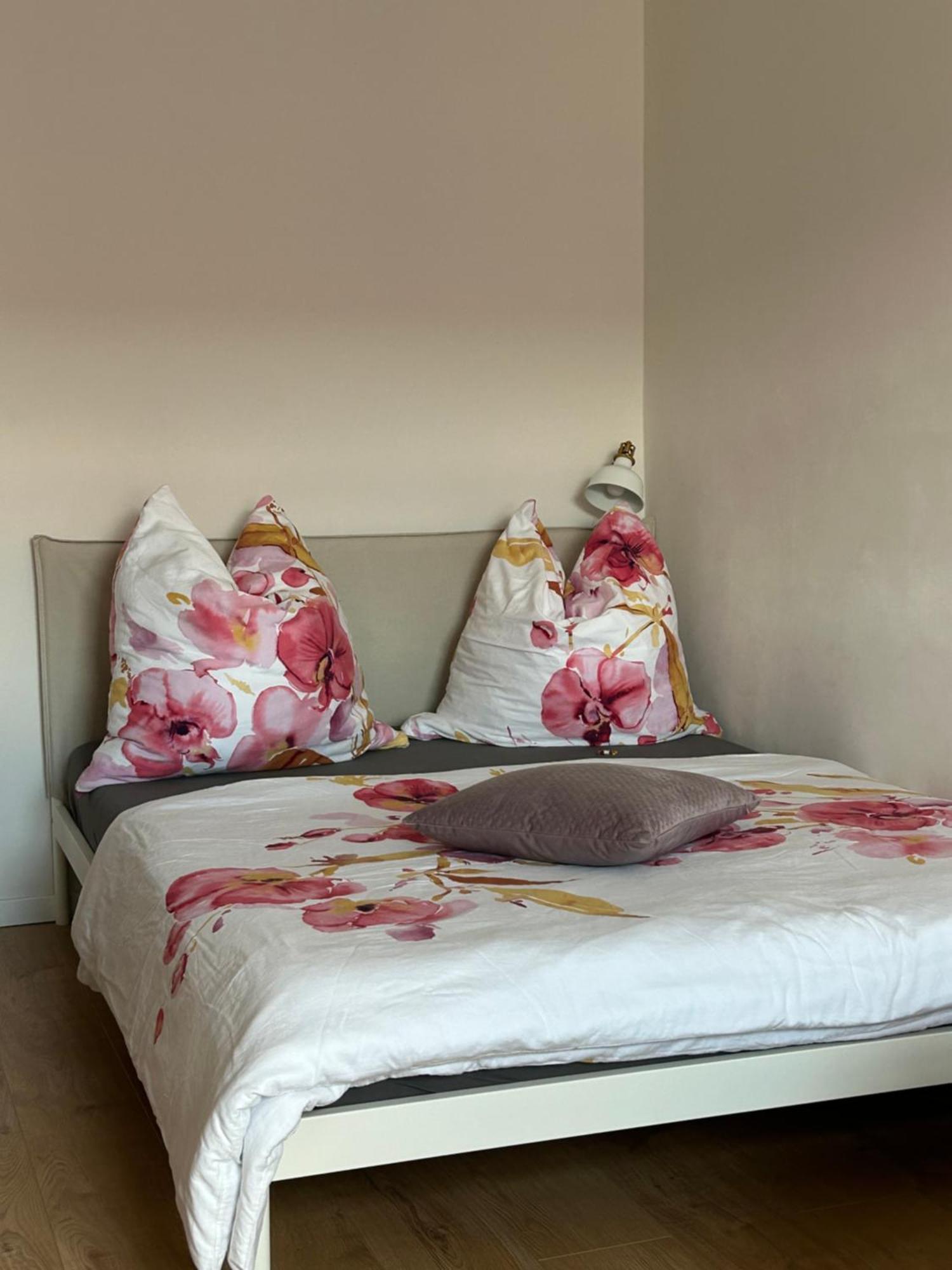 Schoene Neue 4 Zimmer Wohnung Mit Sued-Balkon Bis 8 Personen Naumburg  Dış mekan fotoğraf
