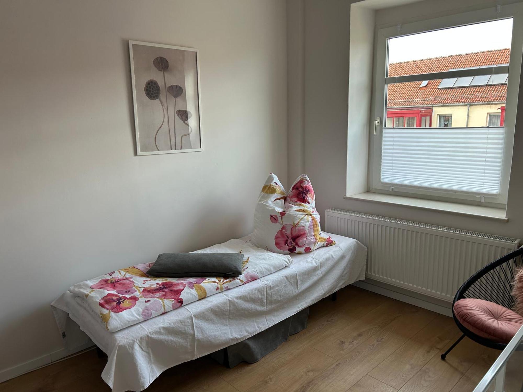 Schoene Neue 4 Zimmer Wohnung Mit Sued-Balkon Bis 8 Personen Naumburg  Dış mekan fotoğraf